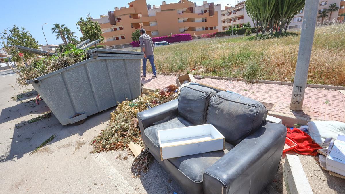 Enseres y basura acumulada en una calle de Orihuela Costa