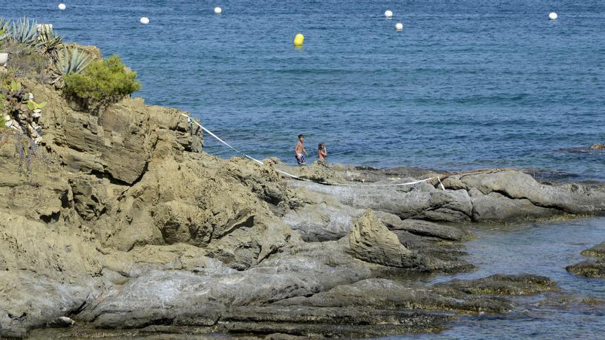 Troben diversos artefactes explosius de la Guerra Civil en una platja de Llançà