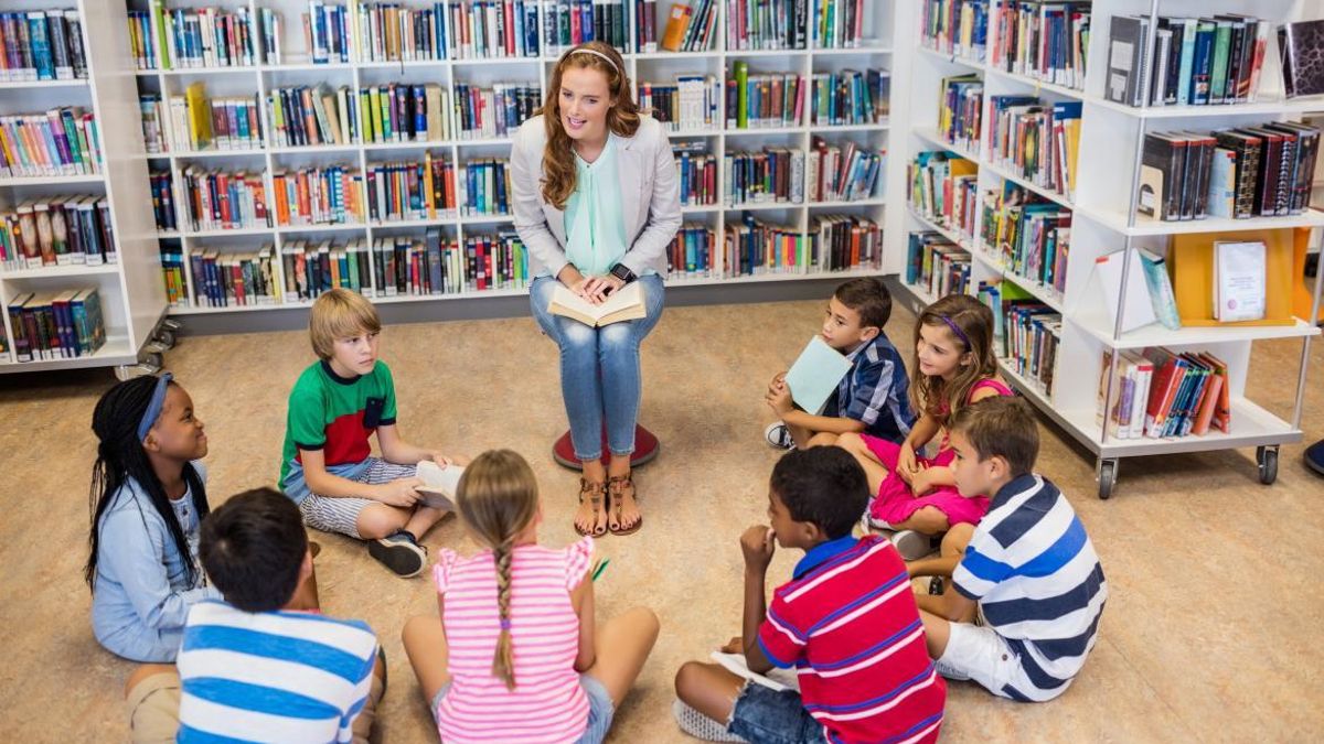 Un taller de lectura con niños en una biblioteca de Madrid.