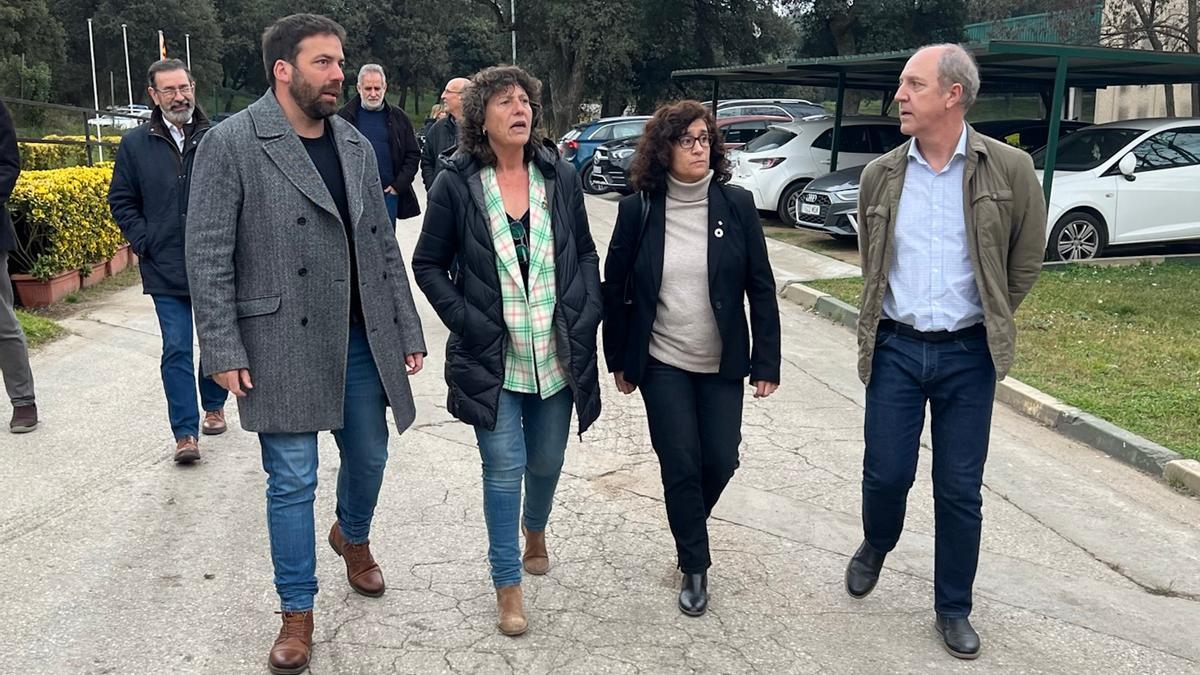 La consellera d'Acció Climàtica, Teresa Jordà, visita l'abocador de Solius amb el director de l'ARC, Isaac Peraire, i la directora dels serveis territorials a Girona