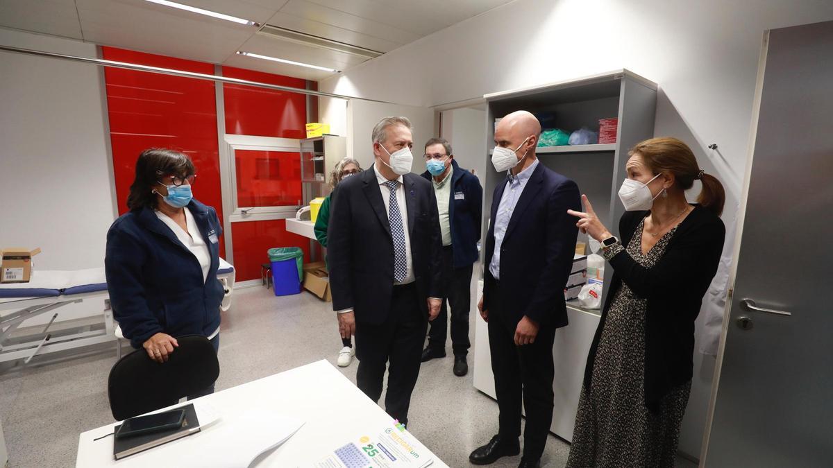 Gómez Caamaño, segundo por la izquierda, este miércoles, en su visita al centro de salud de A Parda.