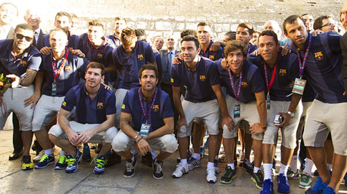 Els membres de l’equip i del cos tècnic del Barça posen a l’exterior de la Basílica de la Nativitat. Els membres de l’equip i del cos tècnic del Barça posen a l’exterior de la Basílica de la Nativitat.
