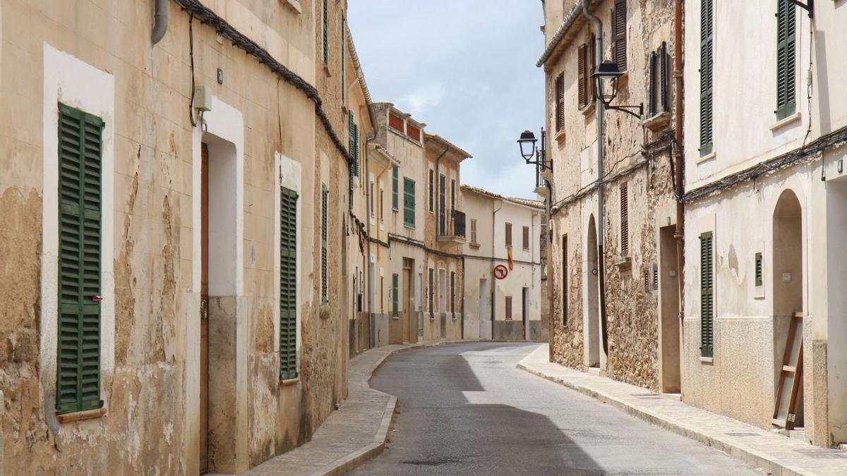 Eine Straße in einem Dorf auf Mallorca.
