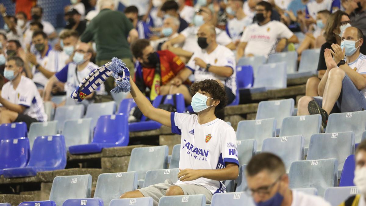 Un aficionado zaragocista agita una bufanda del Real Zaragoza en el duelo ante el Ibiza.