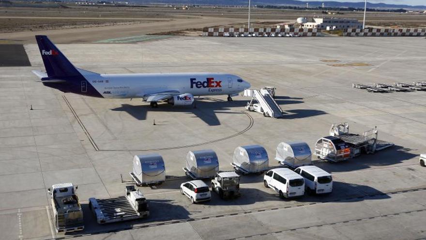 Un avión carguero de mercancías en el aeropuerto de Zaragoza. | JAIME GALINDO