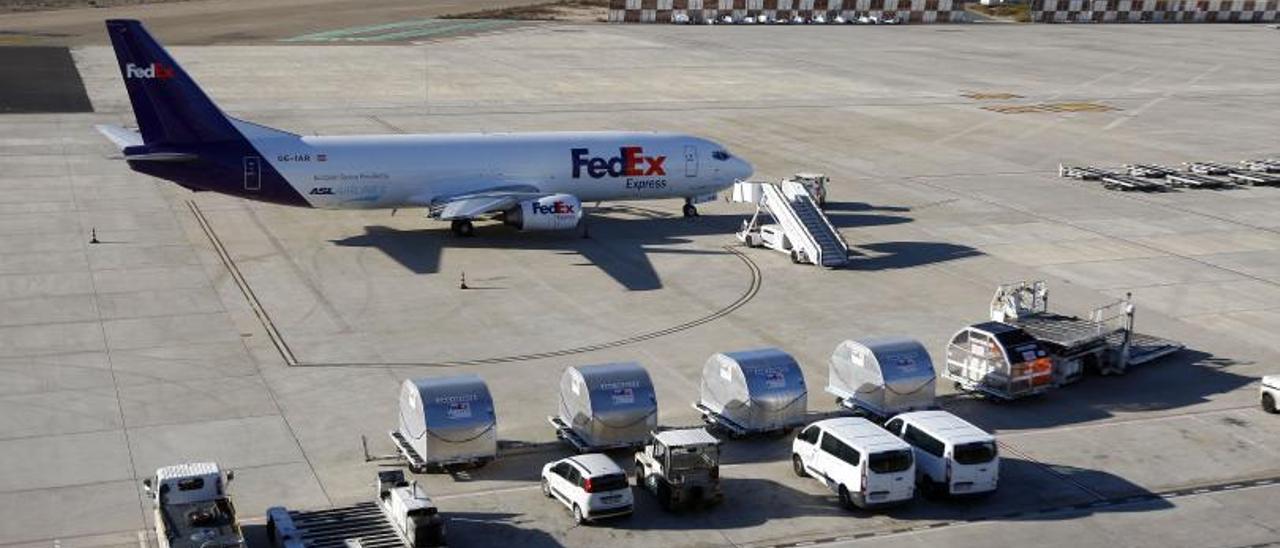 Un avión carguero de mercancías en el aeropuerto de Zaragoza. | JAIME GALINDO