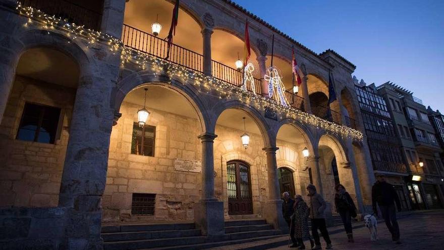 Los arcos de la Policía Municipal, decorados con motivos religiosos.