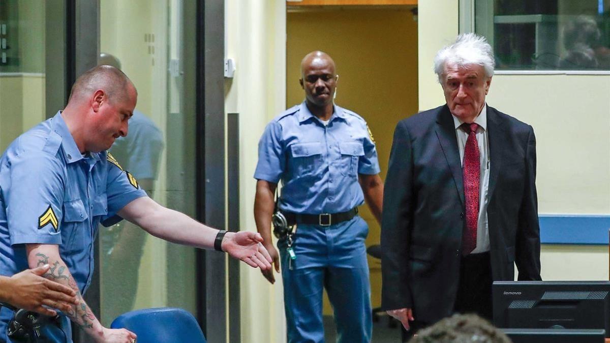 El exlíder serbobosnio Radovan Karadzic a su llegada este lunes a la sala del tribunal del Mecanismo para los Tribunales Penales Internacionales en la Haya.