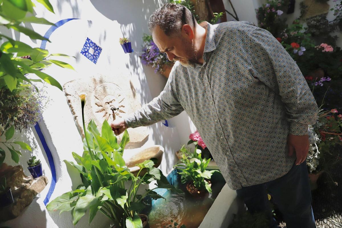 Reportaje Patios , festival de patios, trucos para cuidar las plantas PASTORA 2 CUIDADOR RAFAEL BARÓN