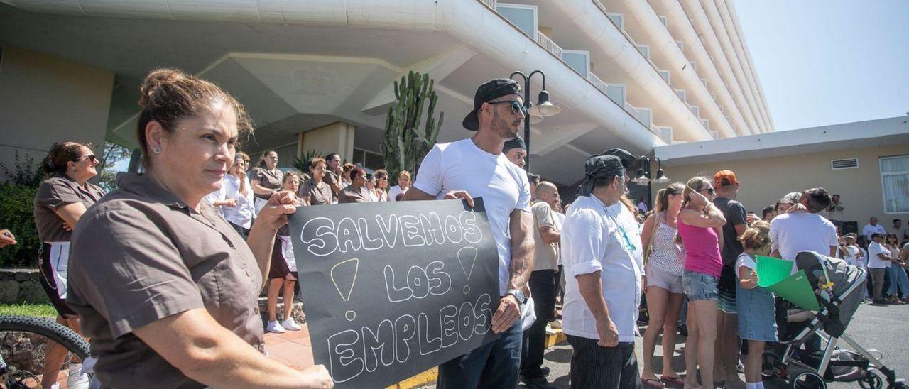 Los trabajadores del hotel Oliva Beach en una de sus concentraciones protestando por el retraso de la licencia de obra.