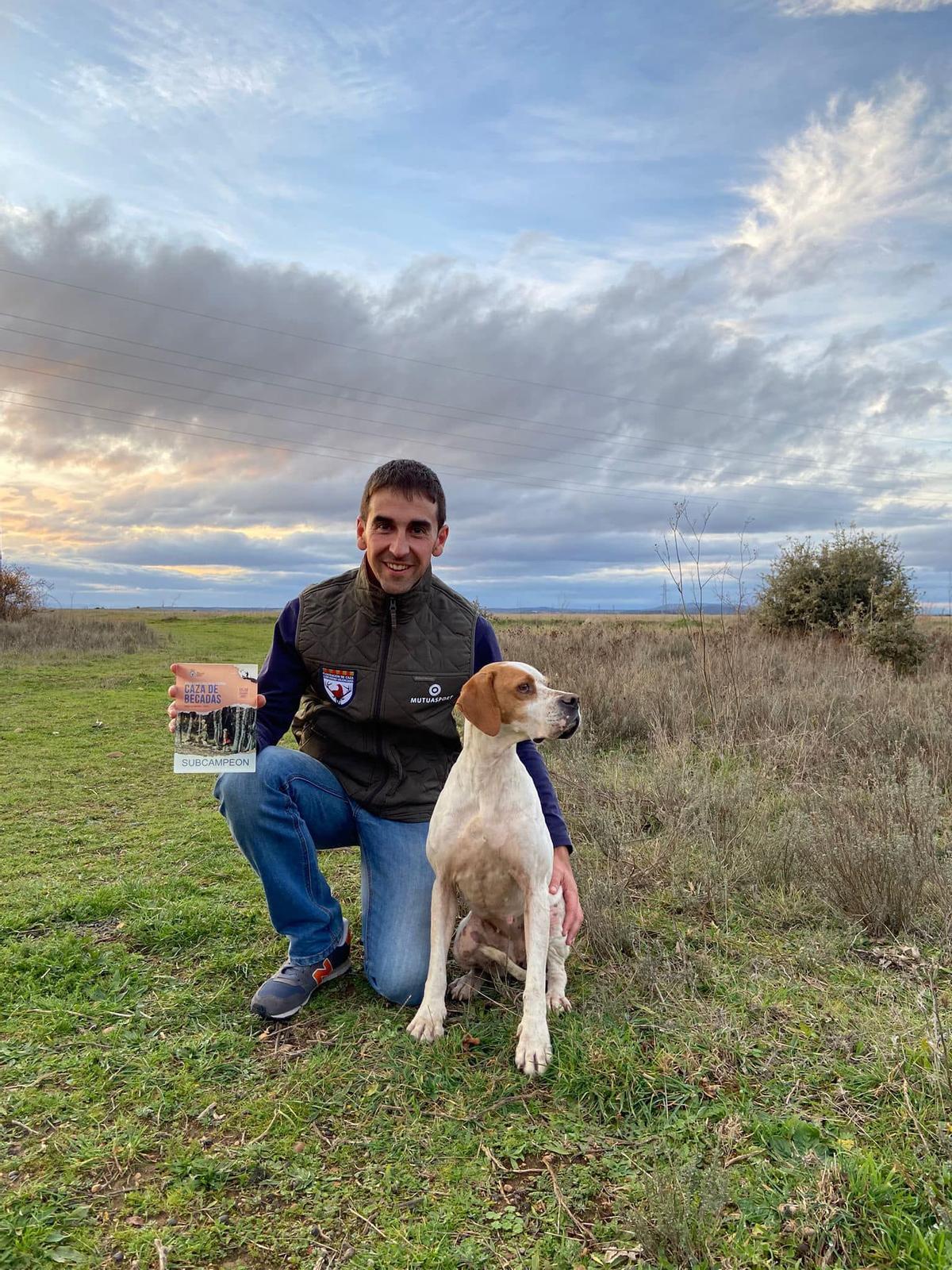 Javier Solsona y su perra, ‘Pía’, en el Campeonato nacional de becadas.