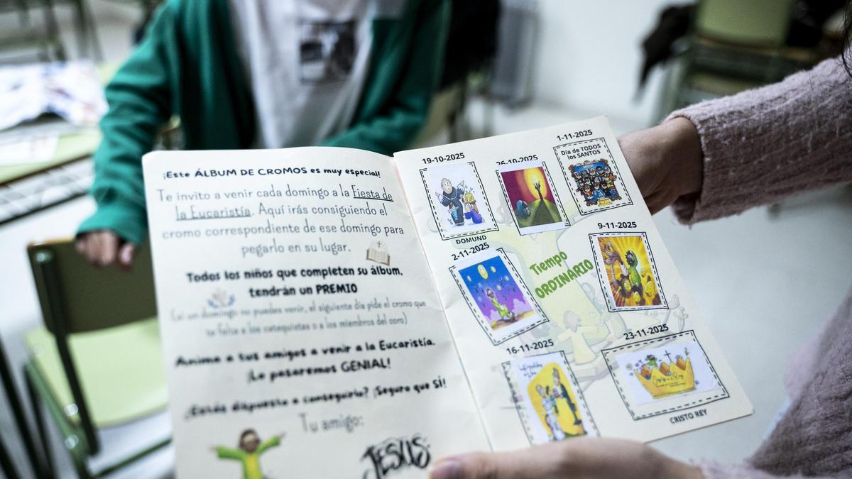 Vídeo | Los domingos se llenan de ilusión en Cáceres gracias a un álbum de cromos