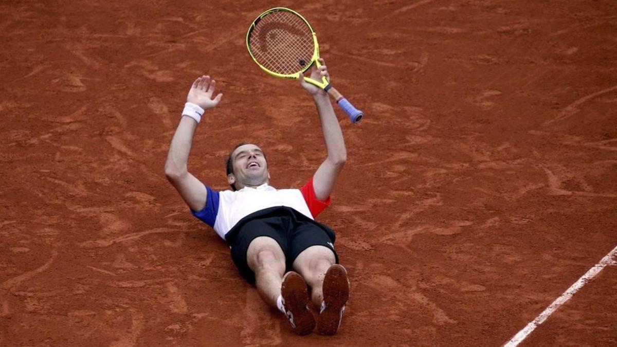 Gasquet se reboza en la tierra de Roland Garros tras derrotar a Nishikori.