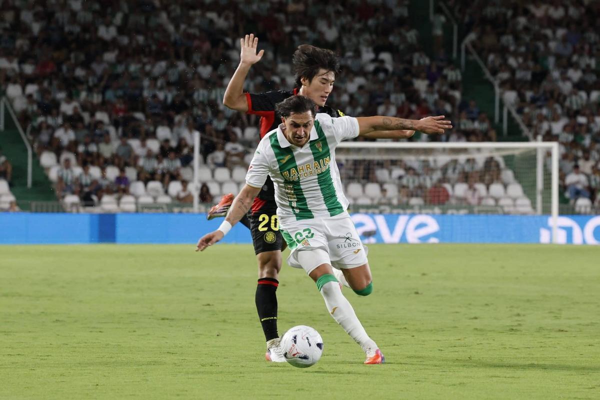 Minsu lluita amb Carracedo durant el partit de divendres passat a Còrdova