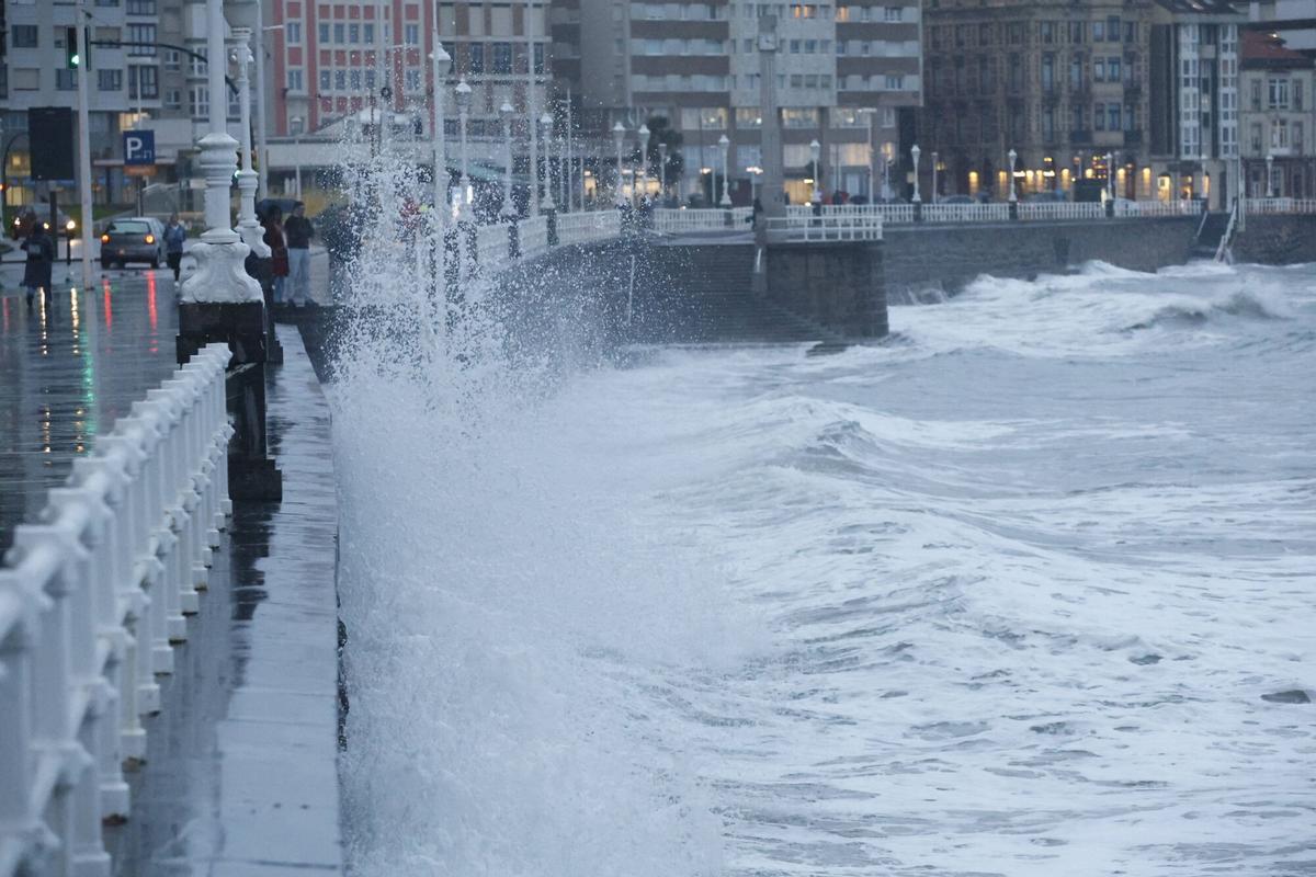 Así se vivió en Gijón el temporal, con olas de seis metros