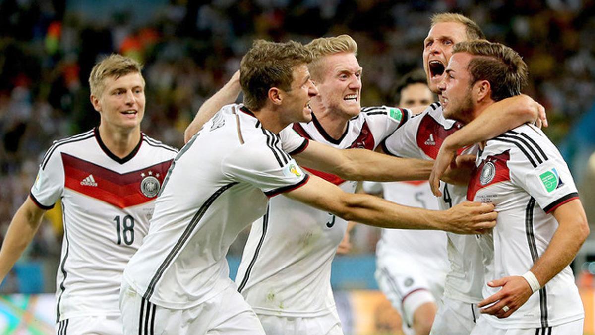 Los jugadores de Alemania felicitan a Mario Götze tras marcar ante Argentina