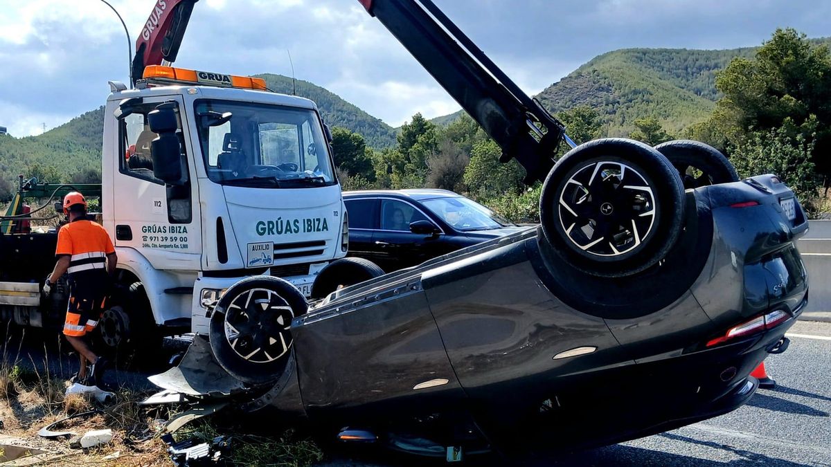 Imagen del coche volcado.