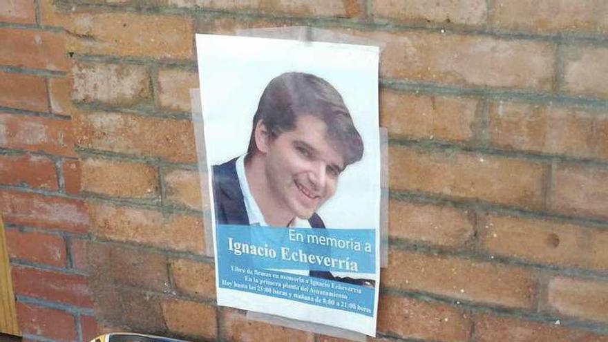 Un altar improvisado recuerda a Ignacio Echeverría en el ayuntamiento de Las Rozas. / Efe