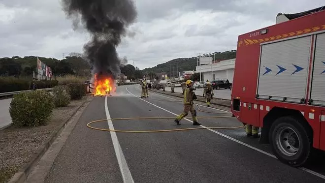 Crema una furgoneta a Blanes