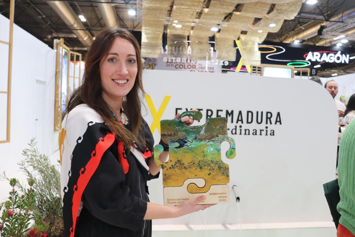 Aloa Piezzas, la artista encargada de realizar los galardones de Extremadura Extraordinaria exhibe una de sus creaciones.