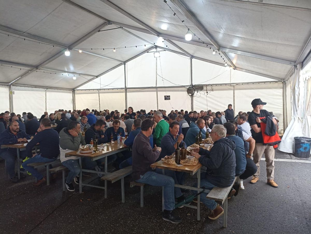 Las carpas de San Simón estuvieron llenas a la hora del almuerzo.