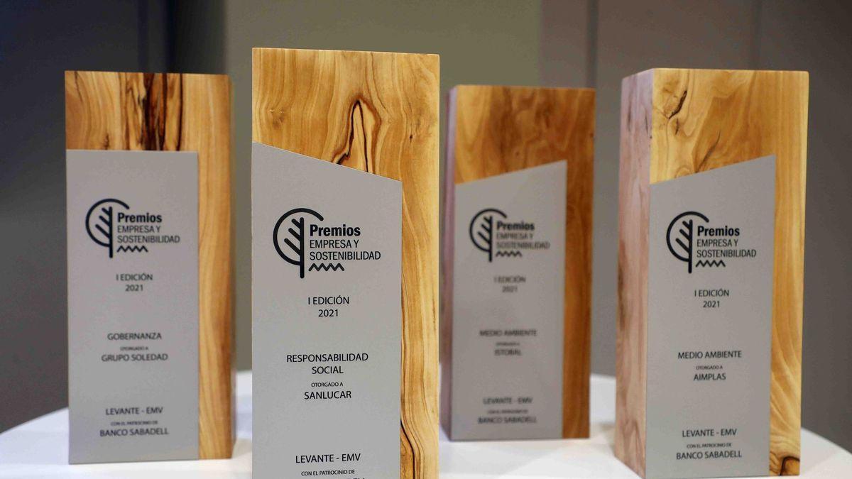 Galardones de las empresas premiadas en la primera edición de los Premios de Empresa y Sostenibilidad.