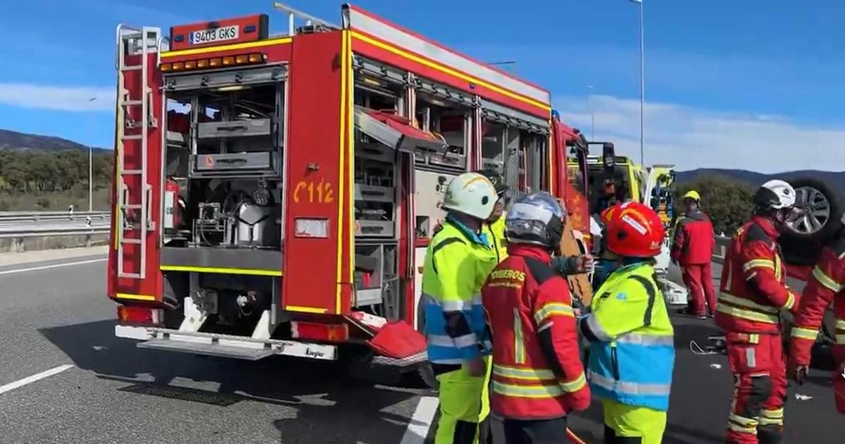 El SUMMA 112 traslada a cinco heridos a centros sanitarios tras un accidente en la AP-6 sentido salida de Madrid.