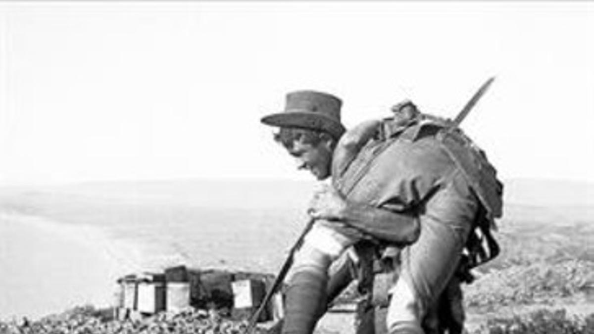 Un soldado australiano con un herido, en la batalla de Anzac Cove, en Gallípoli.