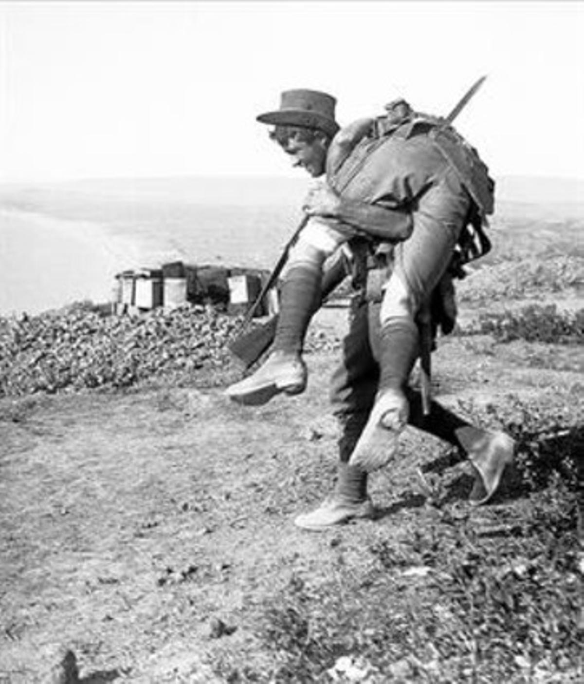 Un soldat australià amb un ferit, en la batalla d’Anzac Cove, a Gal·lípoli.