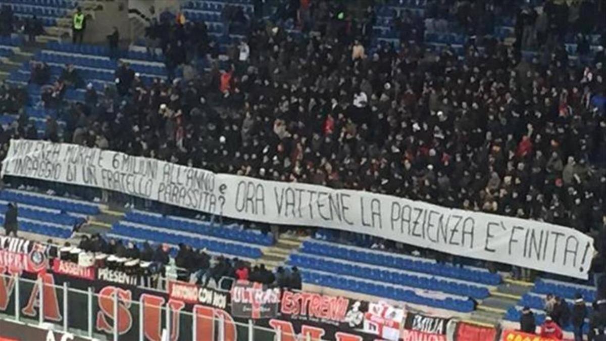 La afición del Milan mostró pancartas contra Donnarumma