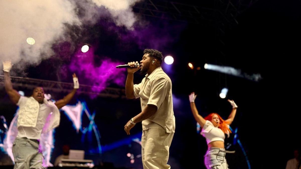 El cantante dominicano cumplió su promesa de darlo todo sobre el escenario del parque de San Juan de Telde.