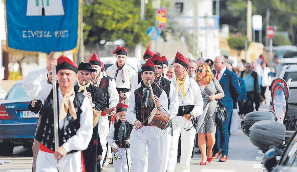 Las tradiciones se mantienen por el día, la música llegará por la noche.