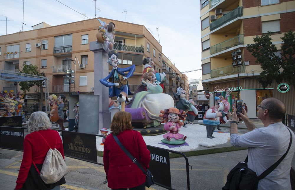 Trabajo en equipo al estilo fallero en la Plantà de las fallas de Sagunt