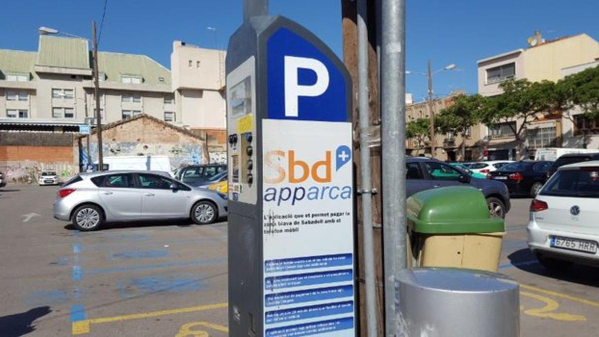 Los coches eléctricos no pagan zona azul en Sabadell.