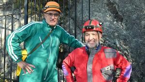 Los espeleólogos y descubridores de los grabados, Juli Serrano y Francesc Rubinat en la entrada de la boca d’en Peixet, Cova de la Vila. 