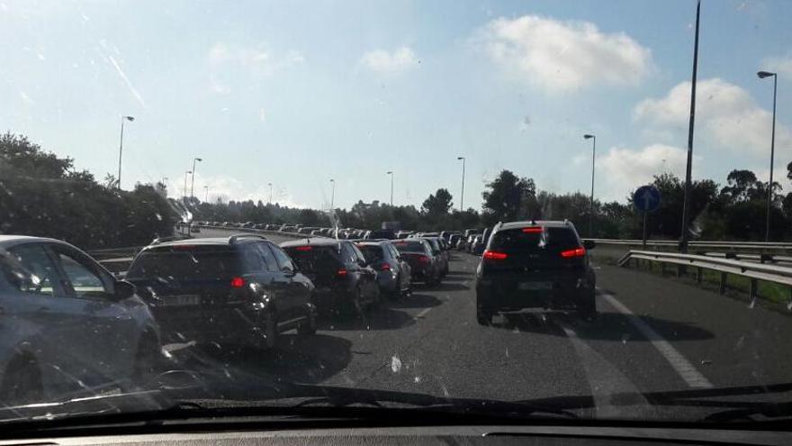 La gran afluencia a las playas genera 13 kilómetros de retenciones en la Autovía del Cantábrico