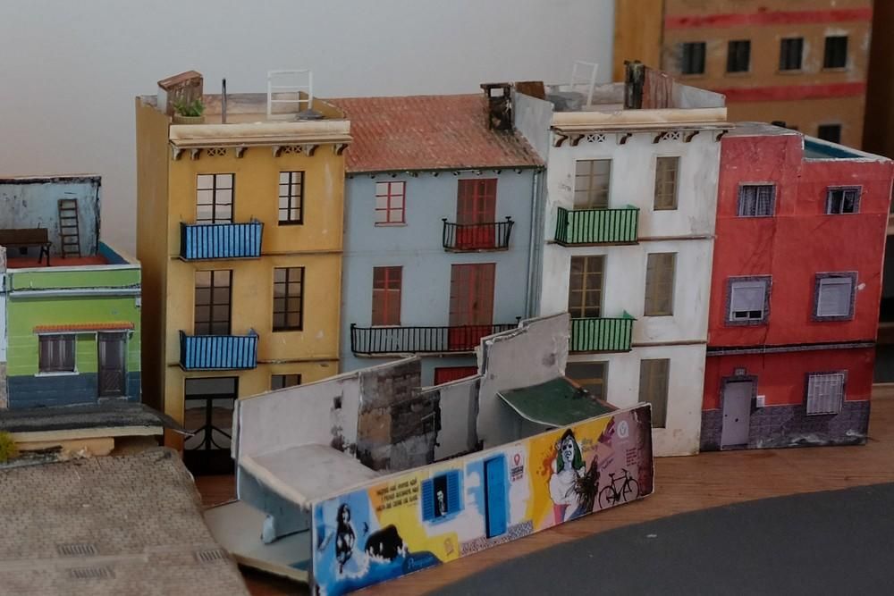 Klaus, el alemán que hace maquetas del barrio de La Isleta.