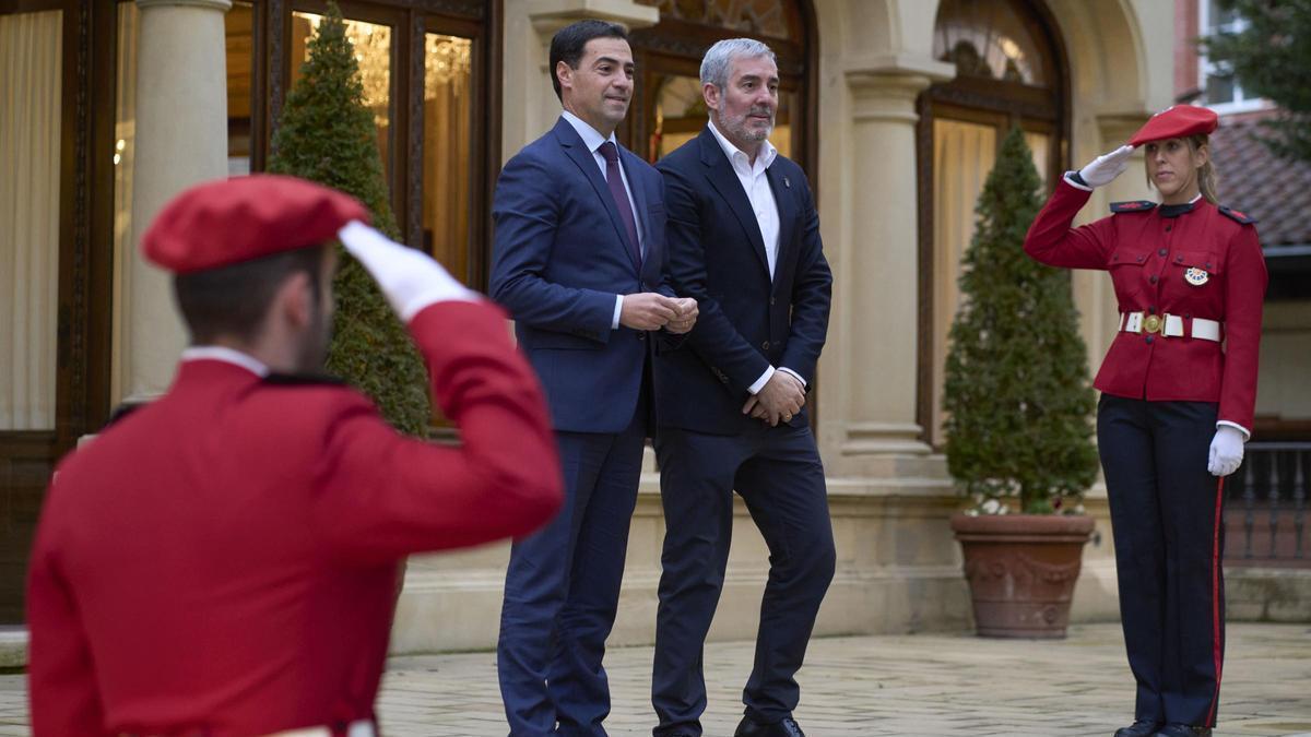 Fernando Clavijo e Imanol Pradales, este jueves, en Vitoria.