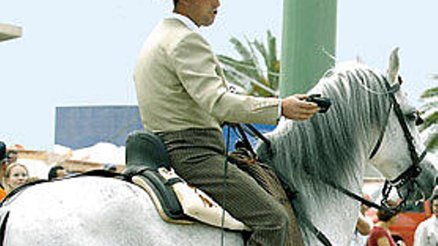 Un jinete en una exhibición durante la pasada Feria de Abril. JUAN CARLOS CASTRO