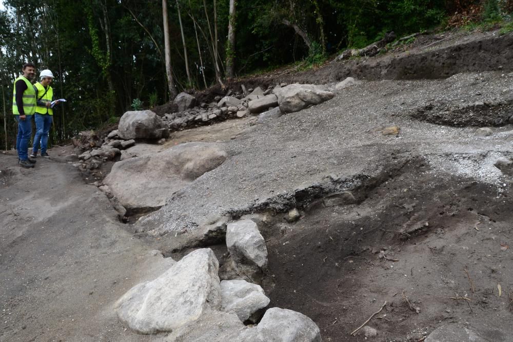 Las obras del Corredor destapan una escultura antropomorfa en Domaio