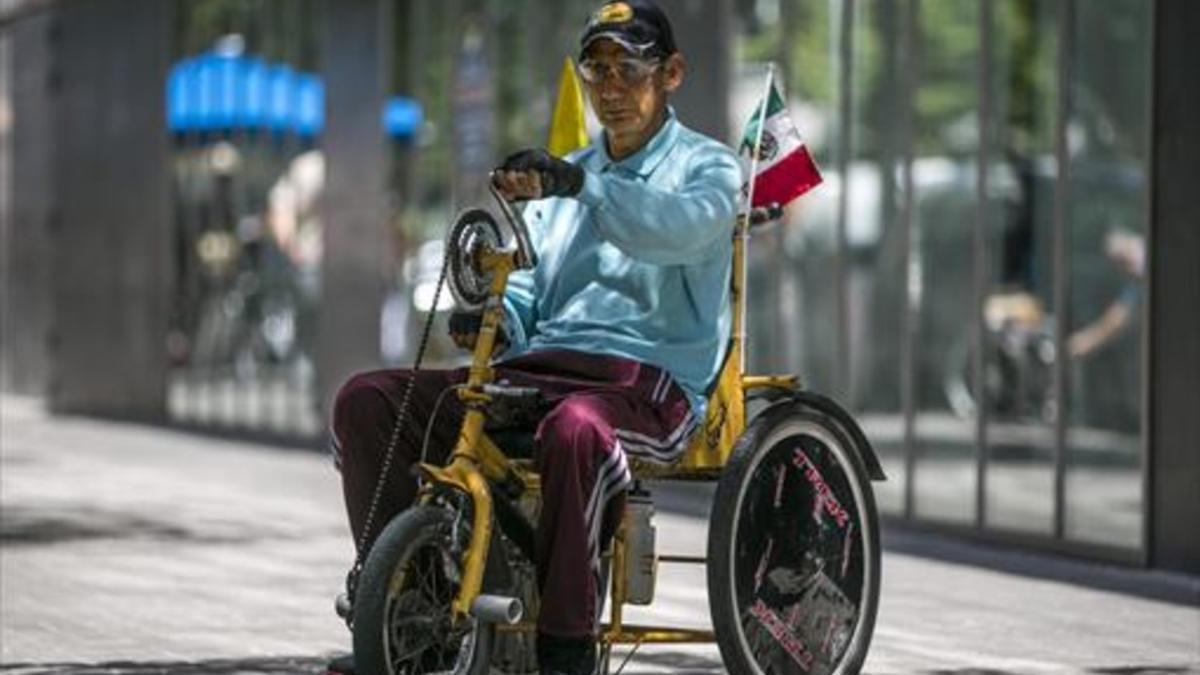 Gonzalo de Jesús Ortiz en su silla adaptada, el pasado viernes en Barcelona.