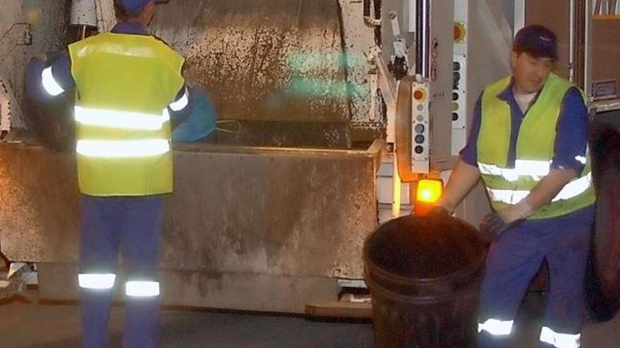 Operarios recogiendo la basura con cubos en Mieres.