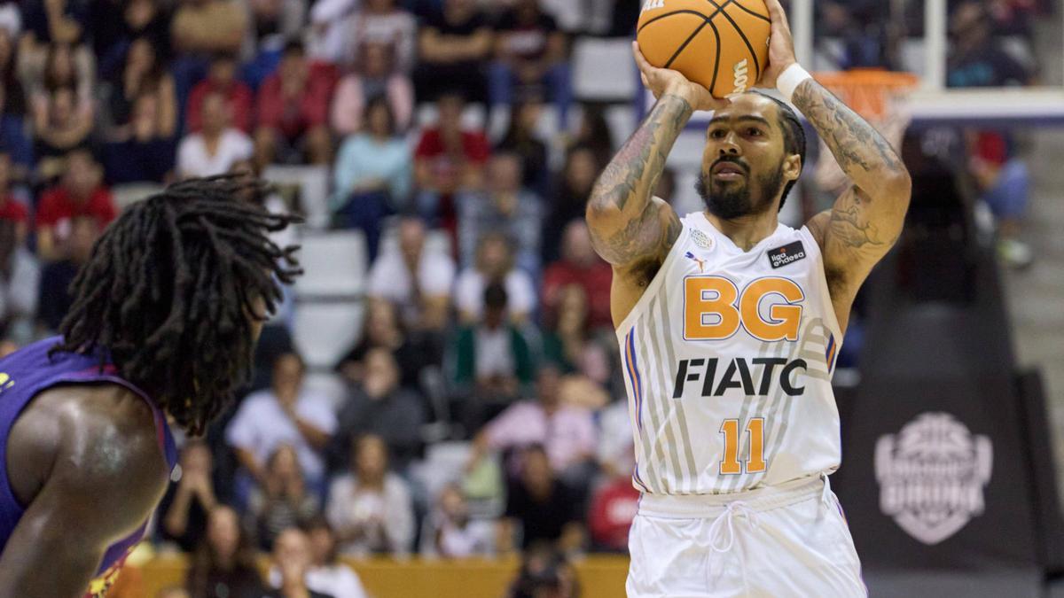 Otis Livingston busca un triple durant el Girona-Barça de diumenge