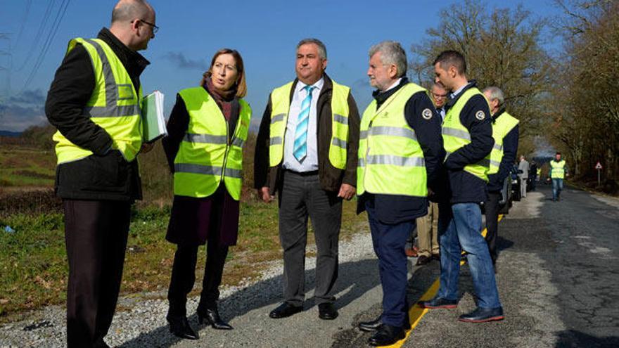 Ana Pastor visitó las carreteras afectadas en Ourense // EFE