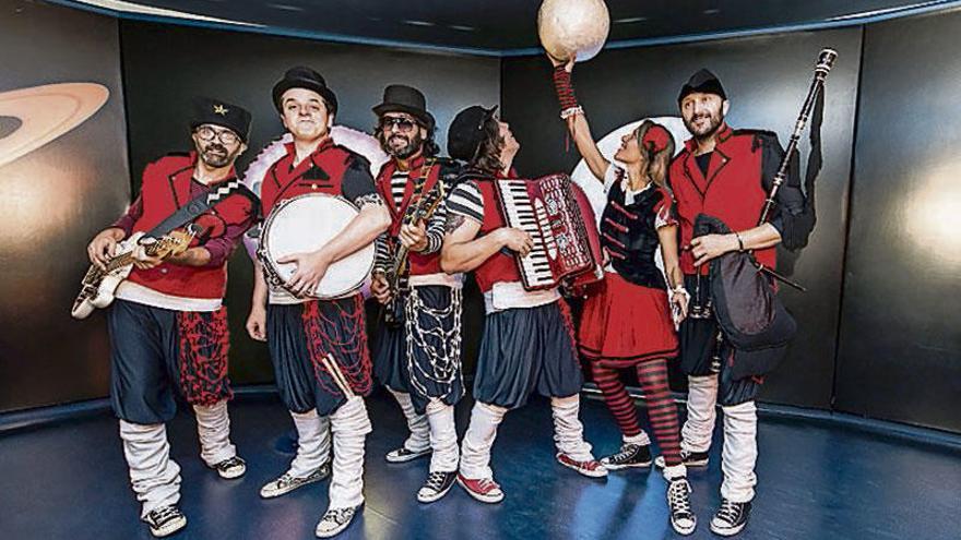 Uxía Lambona e a Banda Molona, en una imagen promocional.