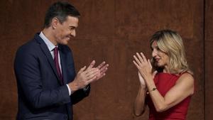 El presidente del Gobierno, Pedro Sánchez, y la vicepresidenta segunda, Yolanda Díaz, tras la firma del acuerdo para reeditar el Ejecutivo de coalición progresista. 