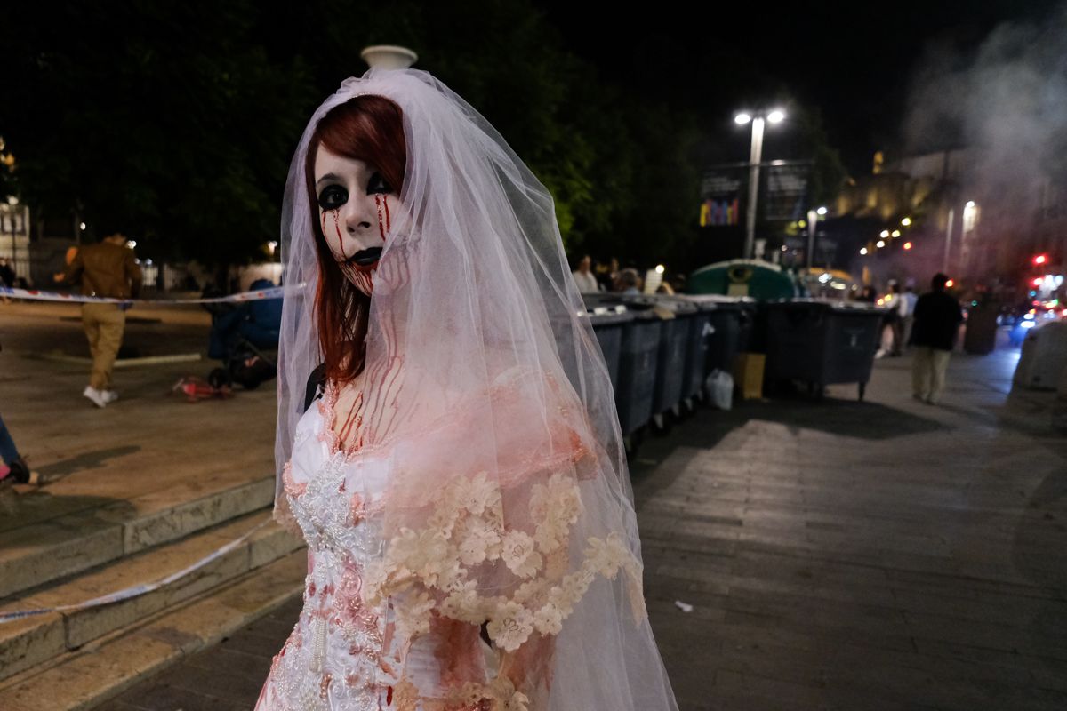 Las calles del centro de Málaga se llenan de máscaras y disfraces por Halloween