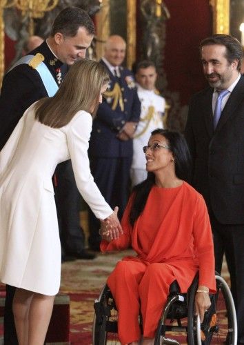 Los nueves Reyes han saludado a diversas personalidades de España en el Palacio Real