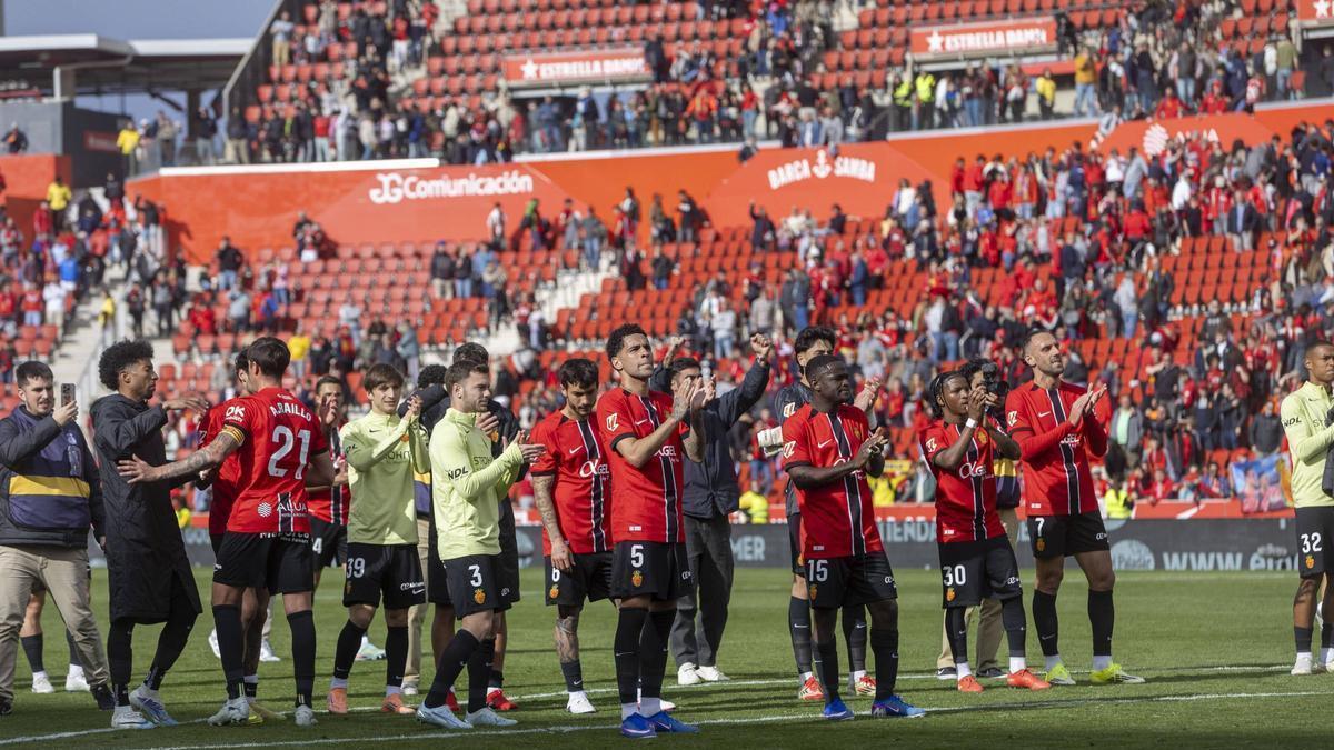 Los jugadores del Mallorca agradecen el apoyo de la afición tras ganar al Espanyol.