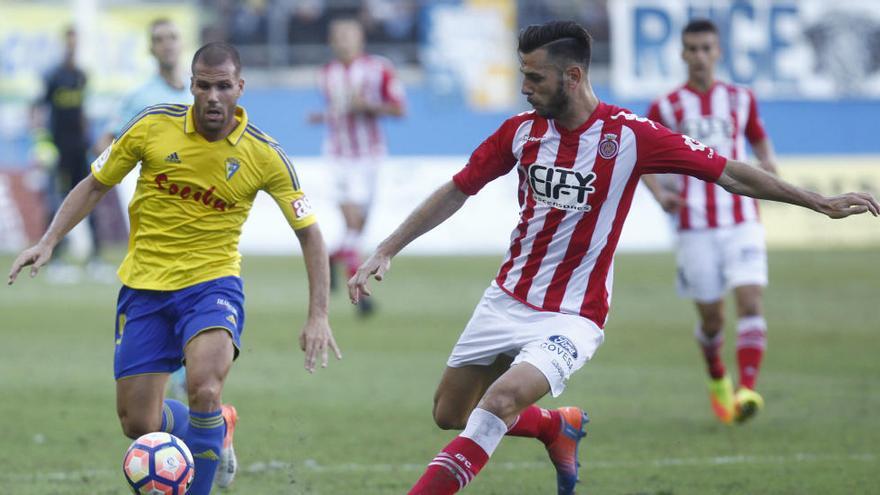 Alfredo Ortuño, a l&#039;esquerra, prova de prendre-li la pilota al central del Girona Pedro Alcalá en el duel de la primera volta